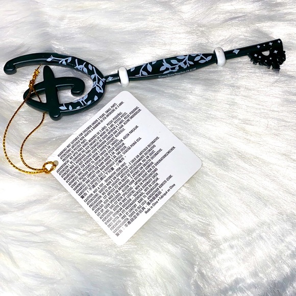 New Disney Store Opening Key Green Ivy Vine Evergreen Plastic Key Rare - Picture 2 of 7